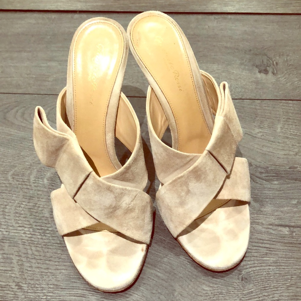Gianvito Rossi Devon Nude Suede heels